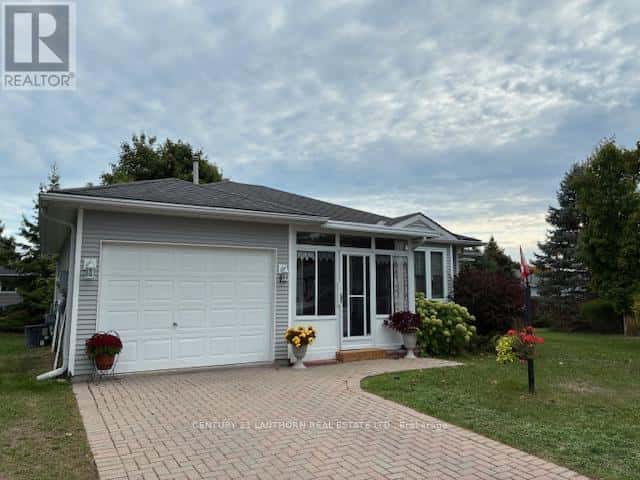 10 REYNOLDS PLACE W — Prince Edward County (Wellington Ward), Ontario - Photo 5 of 38