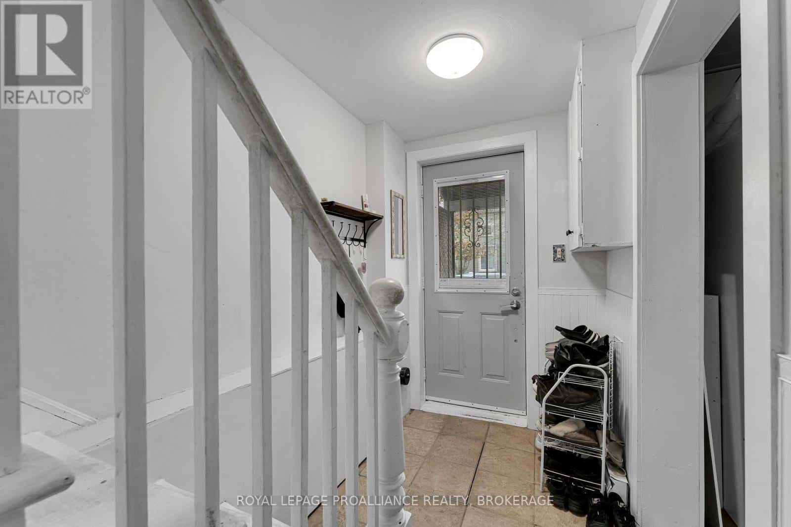 318 SYDENHAM STREET — Kingston (East of Sir John A. Blvd), Ontario - Photo 3 of 35