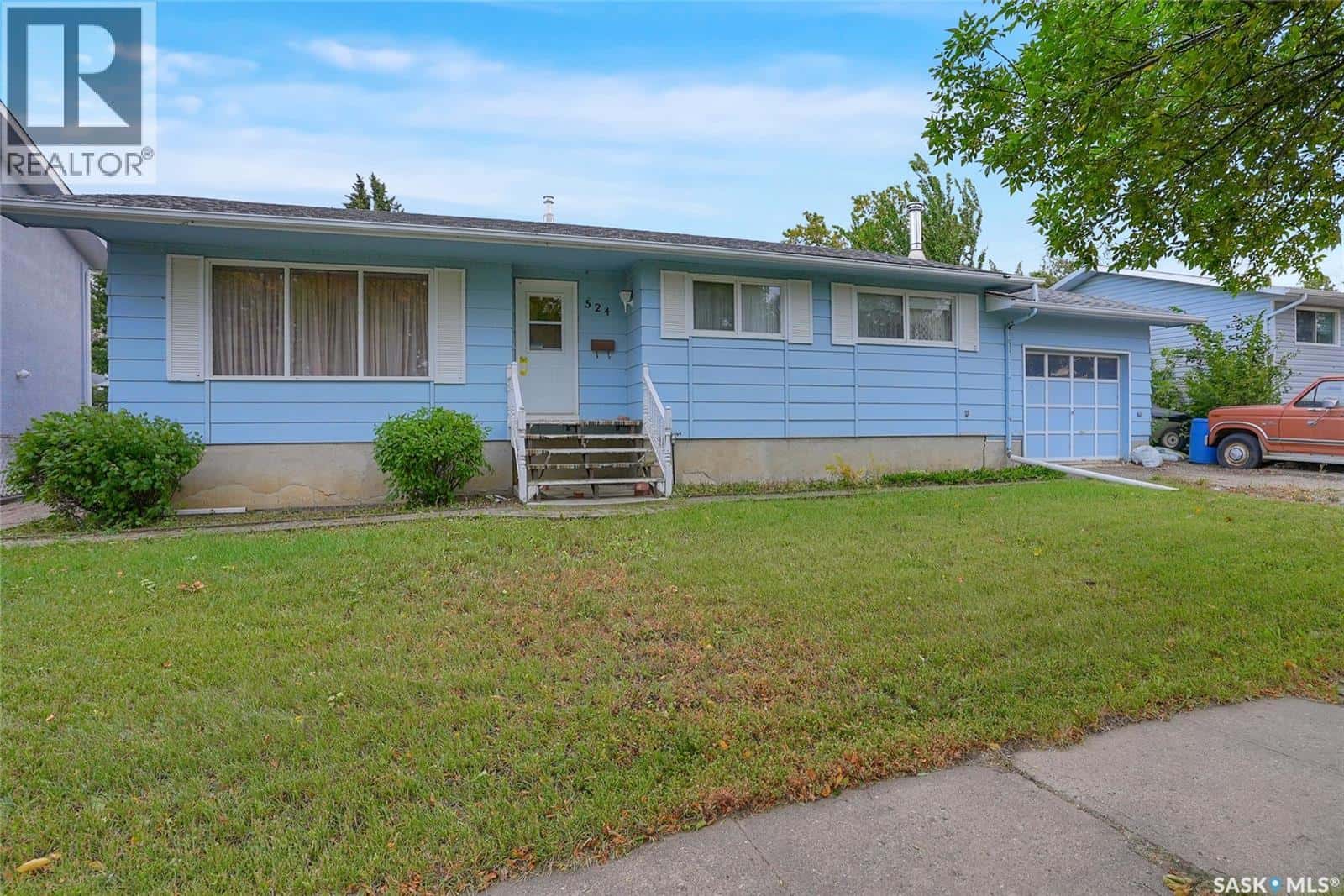 524 6th AVENUE E — Assiniboia, Saskatchewan - Photo 5 of 50