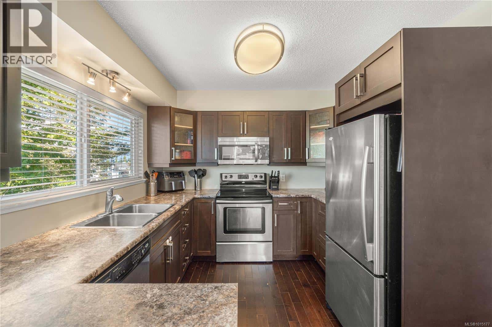 222 Morison Ave — Parksville, British Columbia - Photo 2 of 65