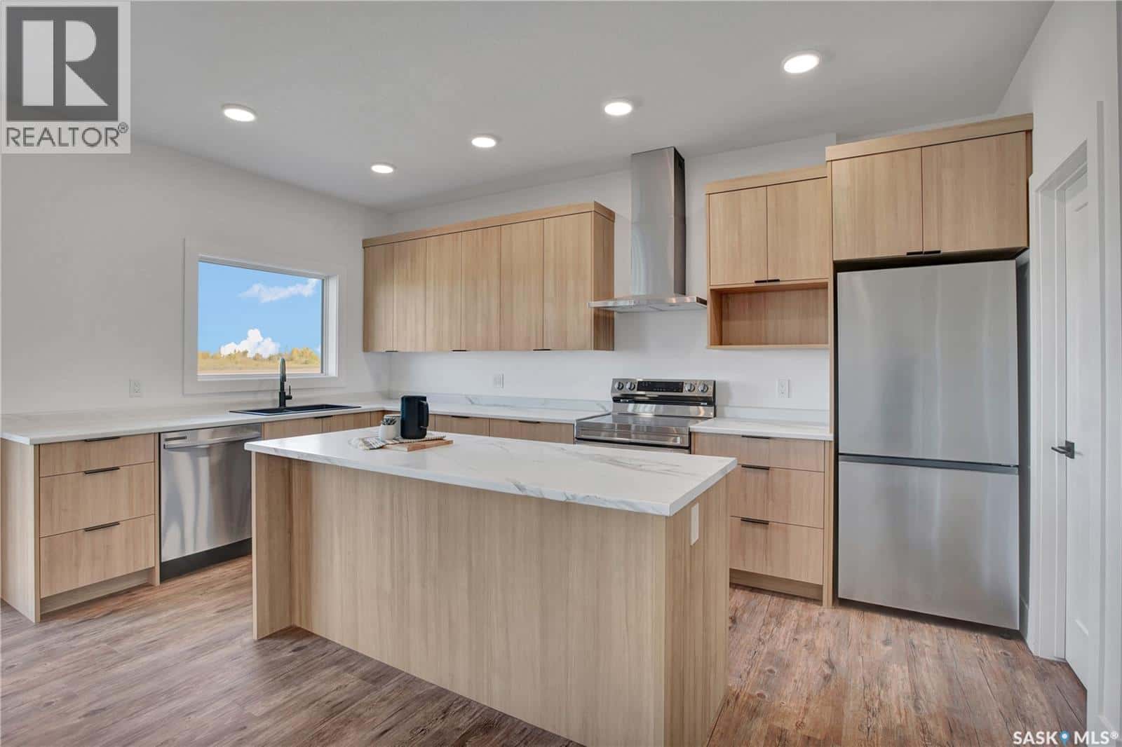 109 Emma CRESCENT — Martensville, Saskatchewan - Photo 2 of 38