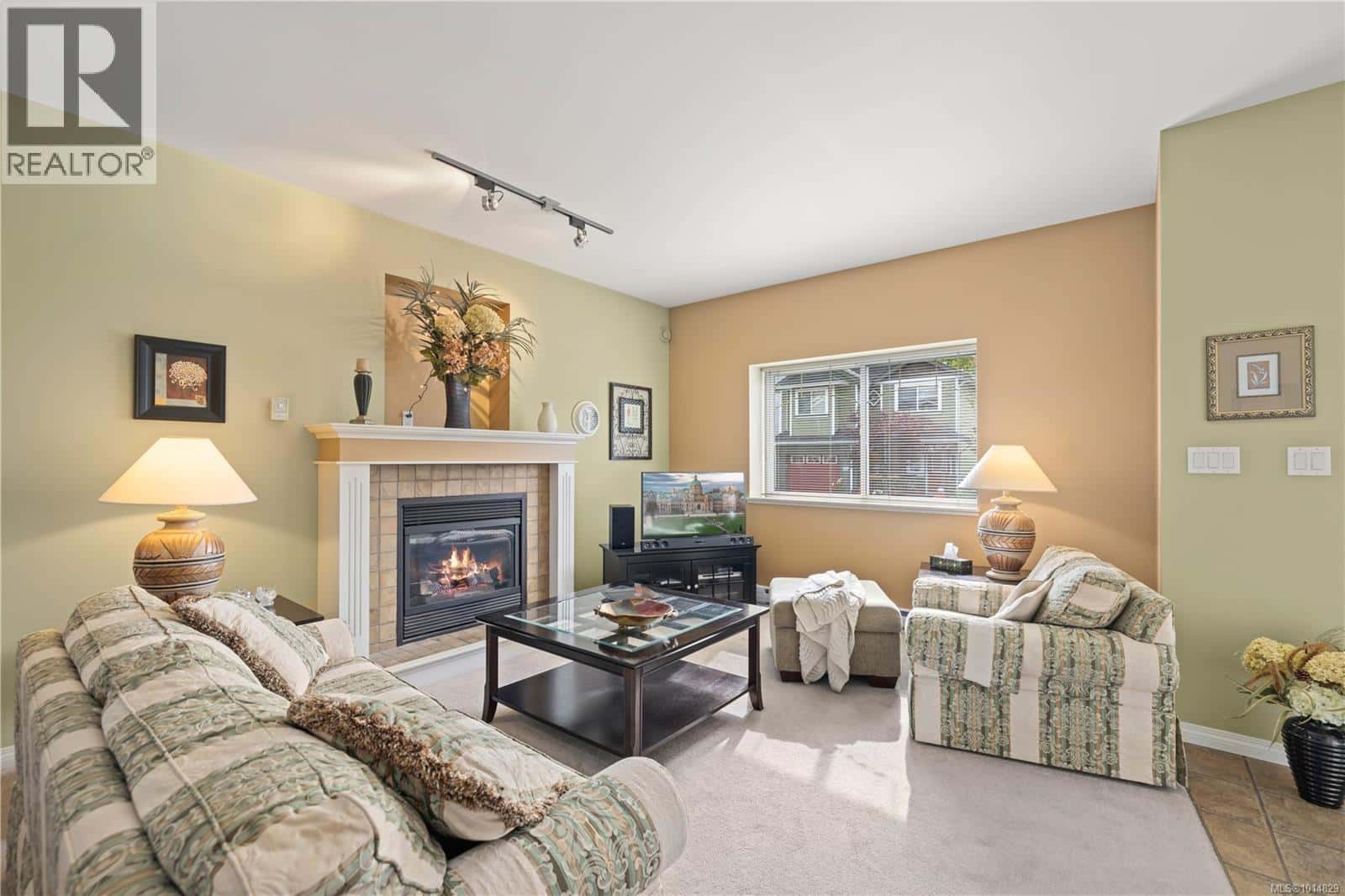 8 Newstead Cres — View Royal, British Columbia - Photo 3 of 32