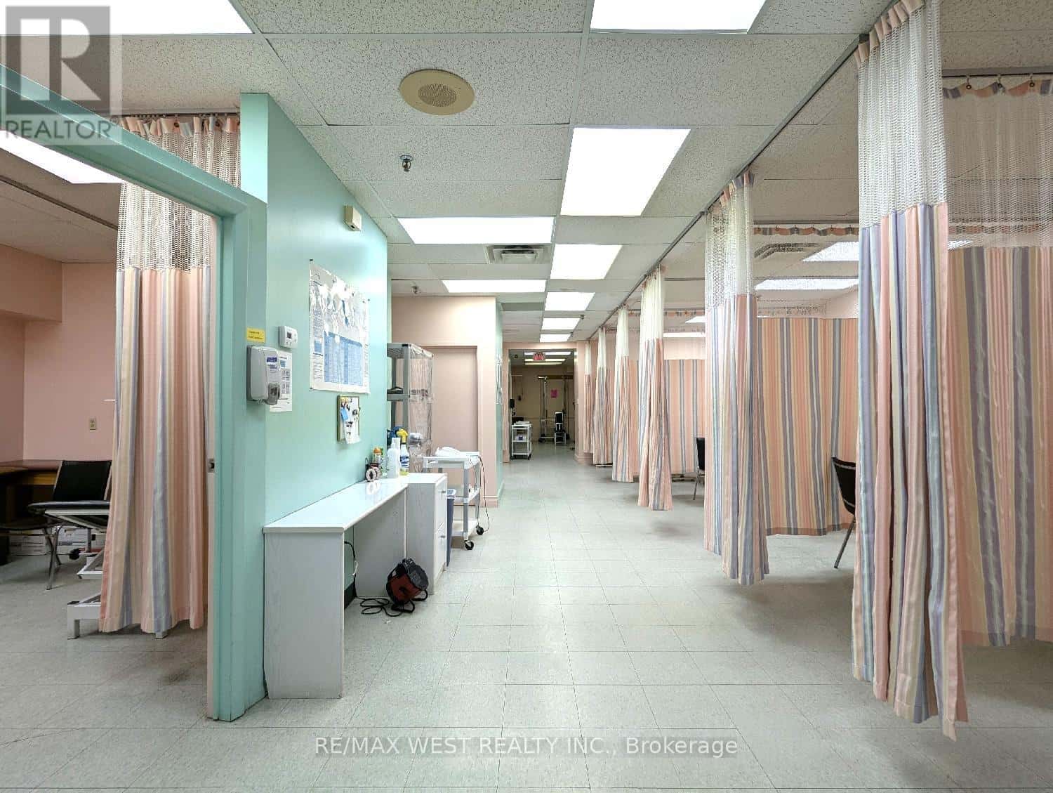 UNIT 2 - 2468 EGLINTON AVENUE W — Toronto (Beechborough-Greenbrook), Ontario - Photo 2 of 14