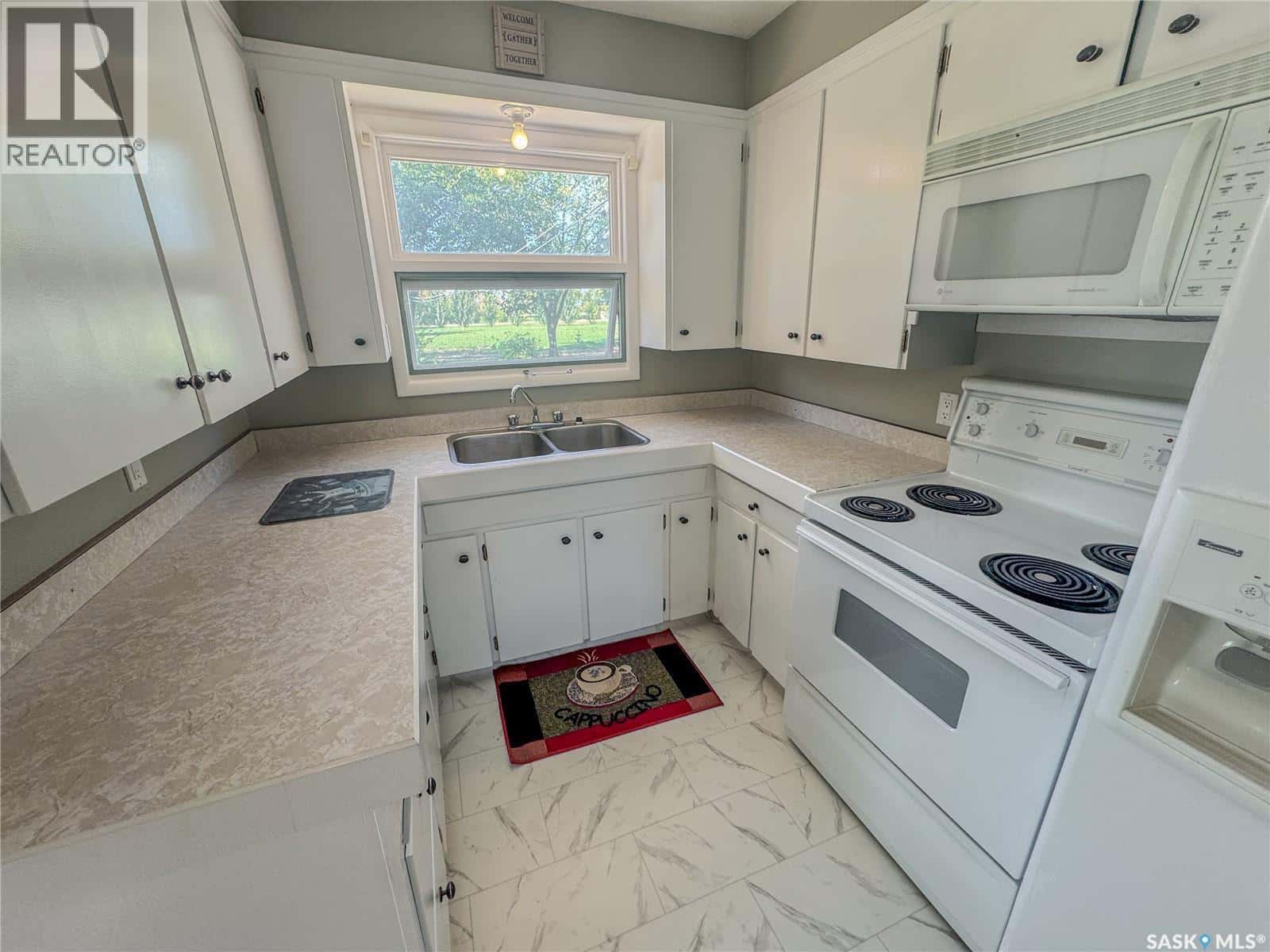 806 Houghton STREET — Indian Head, Saskatchewan - Photo 4 of 34