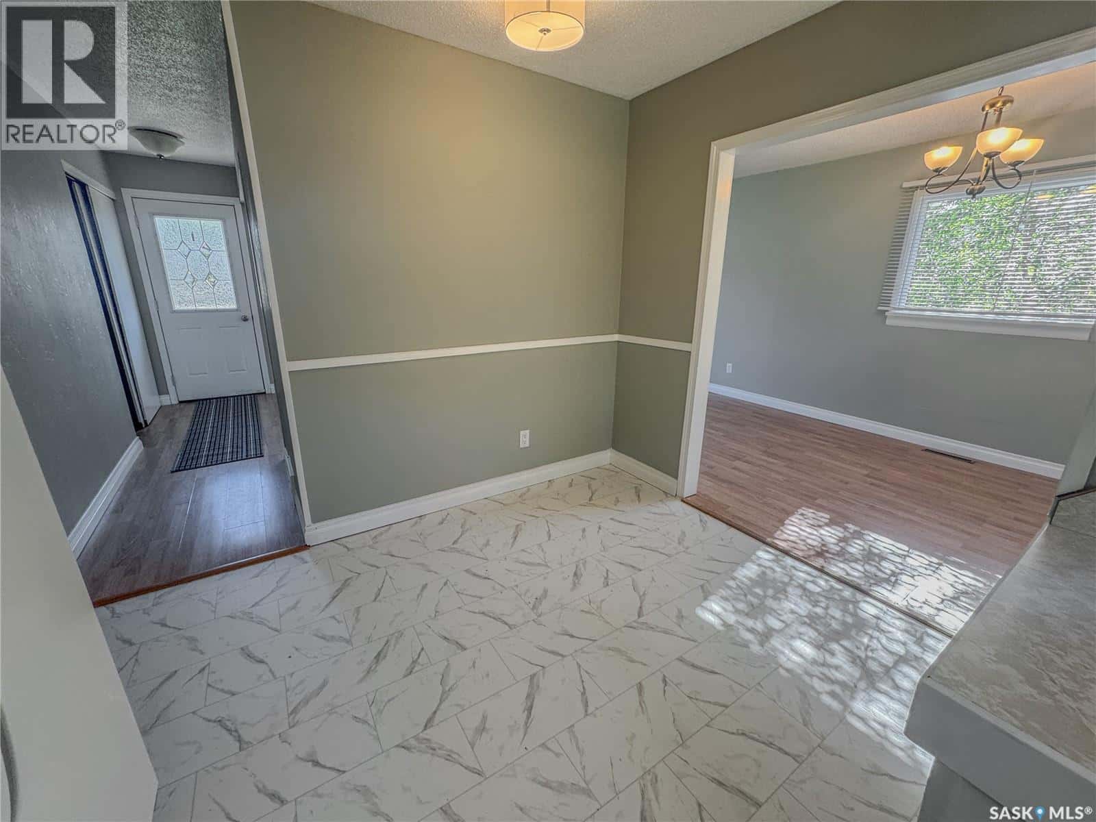 806 Houghton STREET — Indian Head, Saskatchewan - Photo 2 of 34