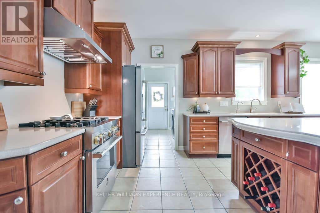 29 BASSWOOD CIRCLE — Oro-Medonte (Shanty Bay), Ontario - Photo 2 of 43