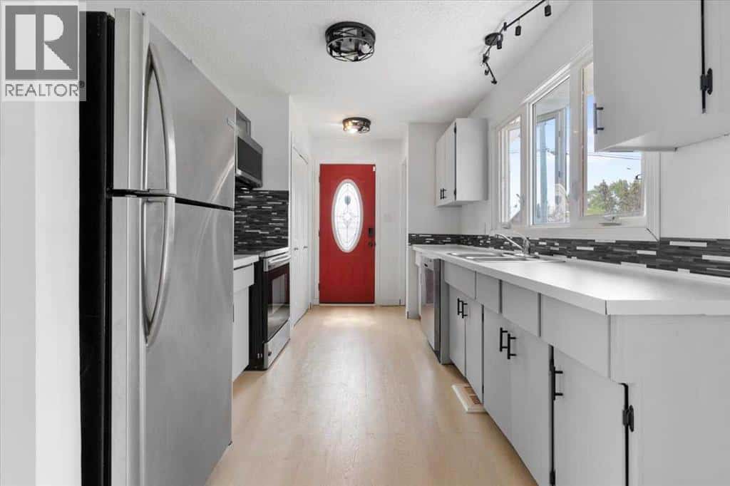 10407 103 Avenue — Hythe, Alberta - Photo 5 of 18