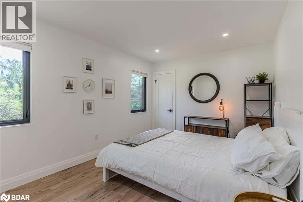 20 HILLVIEW Crescent — Midhurst, Ontario - Photo 3 of 33