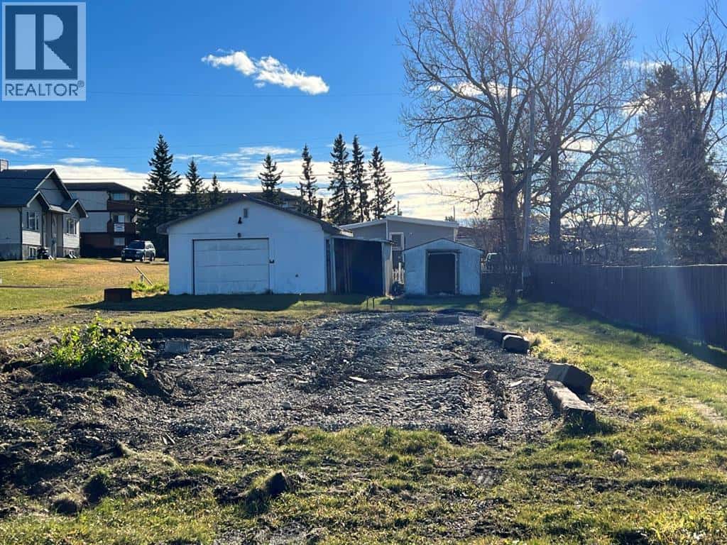 5004 52 Avenue — Valleyview, Alberta - Photo 4 of 5