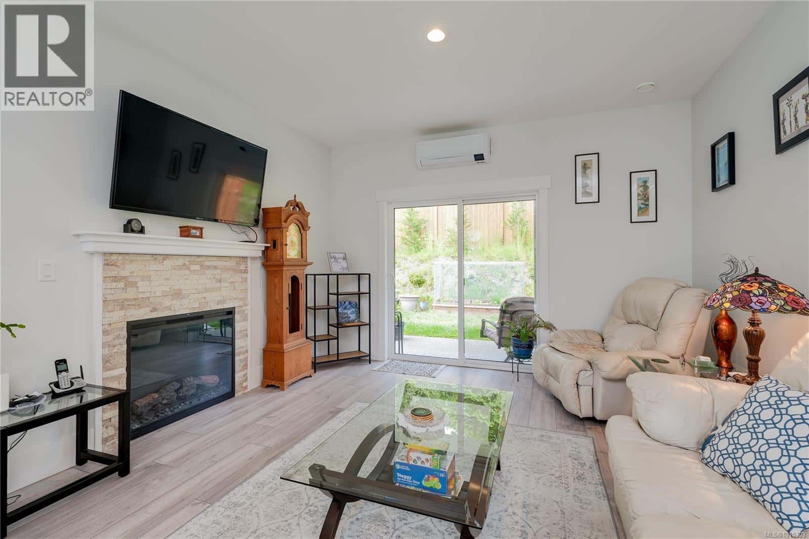 38 300 Grosskleg Way — Lake Cowichan, British Columbia - Photo 2 of 23