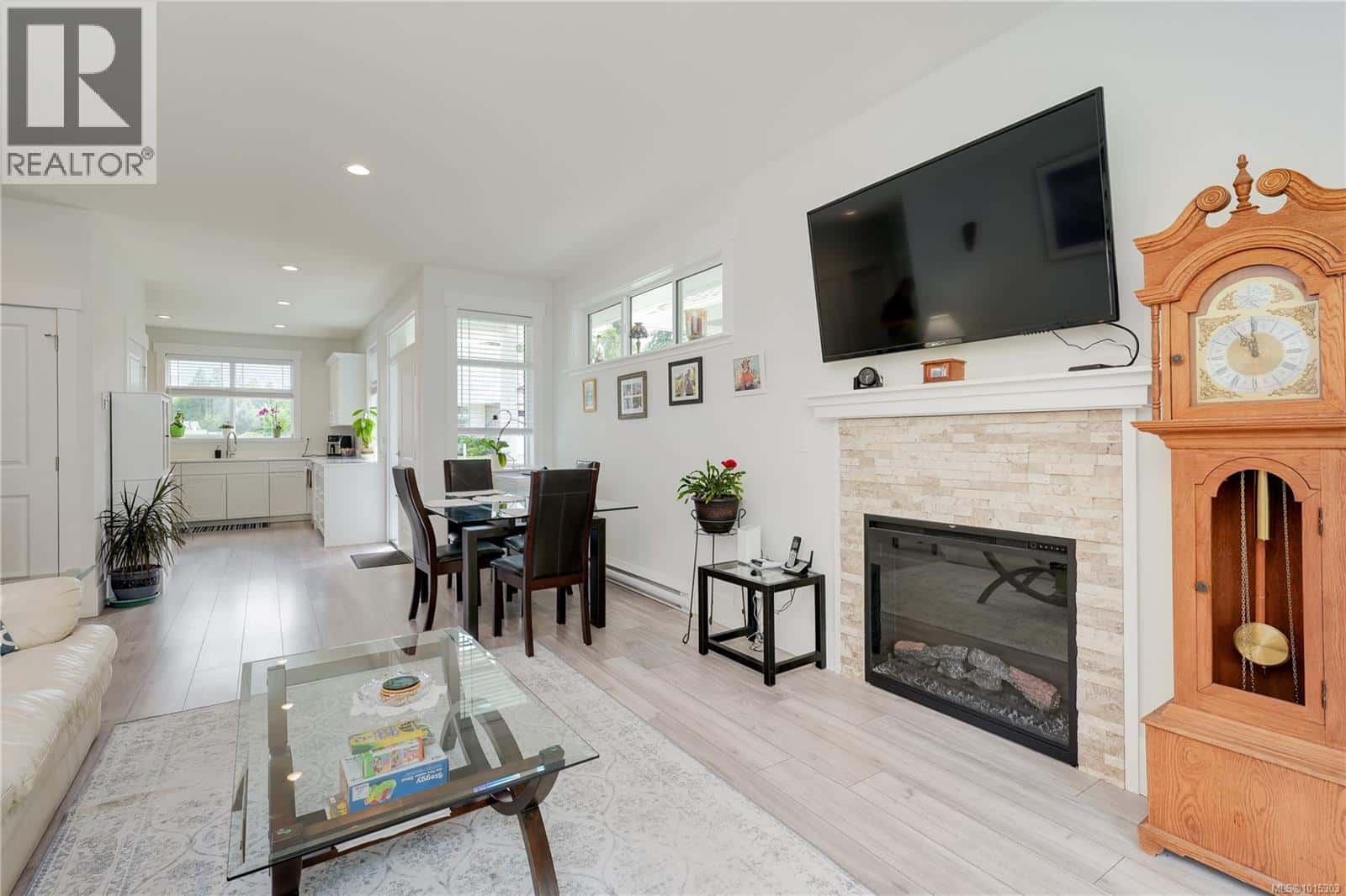 38 300 Grosskleg Way — Lake Cowichan, British Columbia - Photo 5 of 23