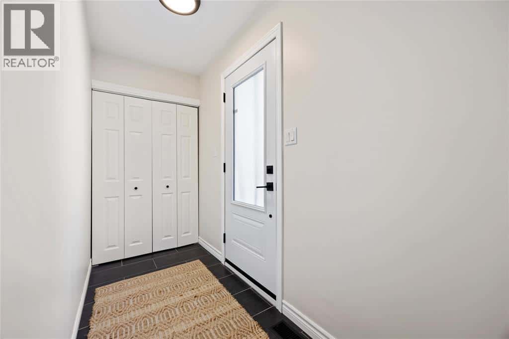 576 FRONT STREET — Plympton-Wyoming, Ontario - Photo 5 of 50