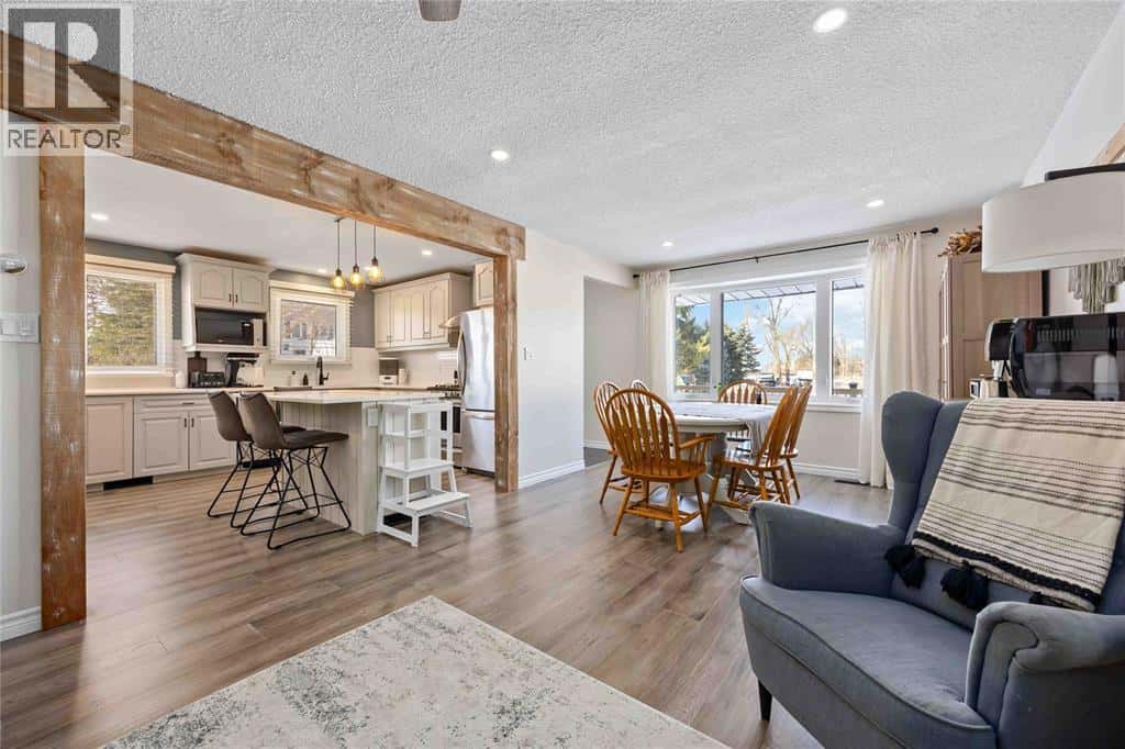 576 FRONT STREET — Plympton-Wyoming, Ontario - Photo 4 of 50