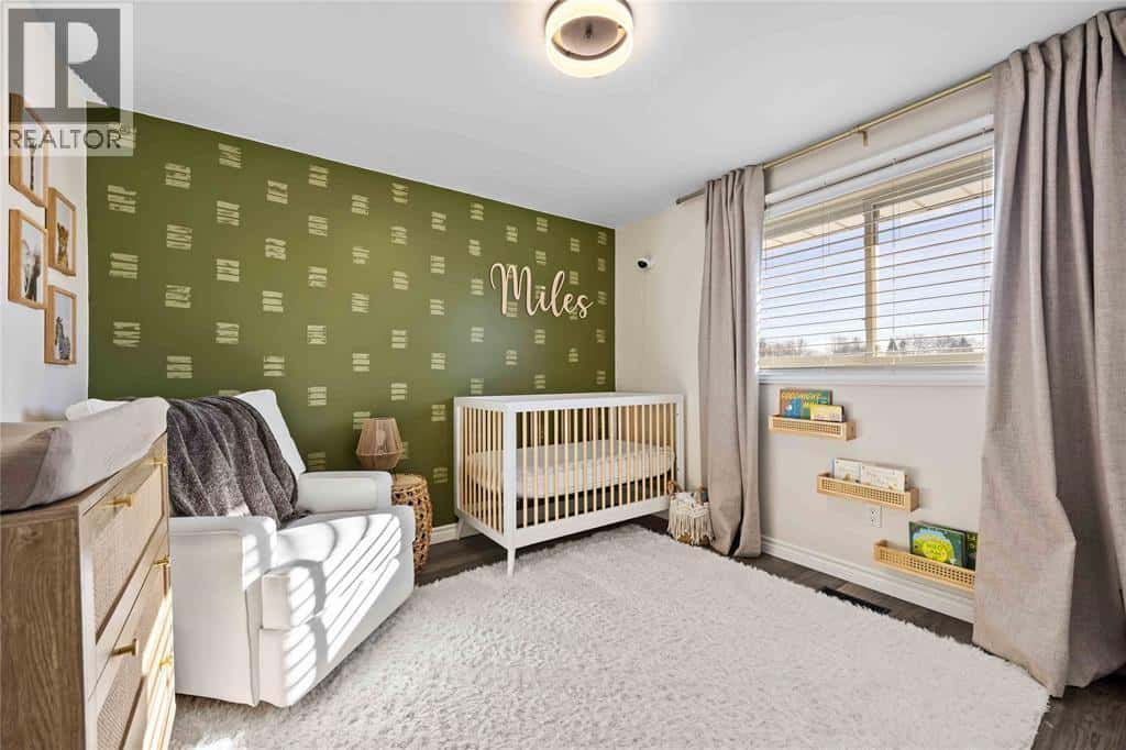 576 FRONT STREET — Plympton-Wyoming, Ontario - Photo 3 of 50