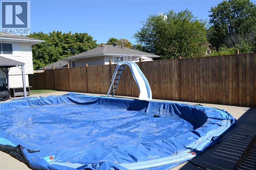 576 FRONT STREET — Plympton-Wyoming, Ontario - Photo 2 of 50