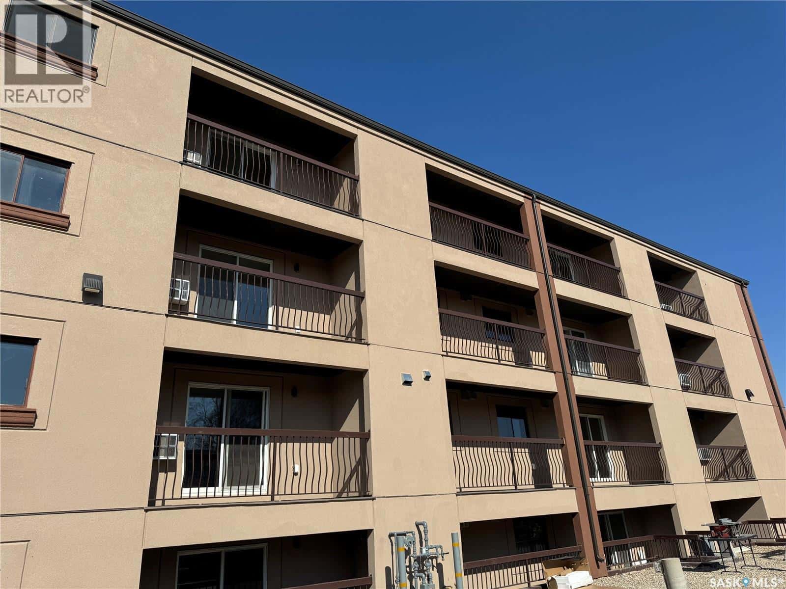 403 607 10th STREET — Humboldt, Saskatchewan - Photo 2 of 24