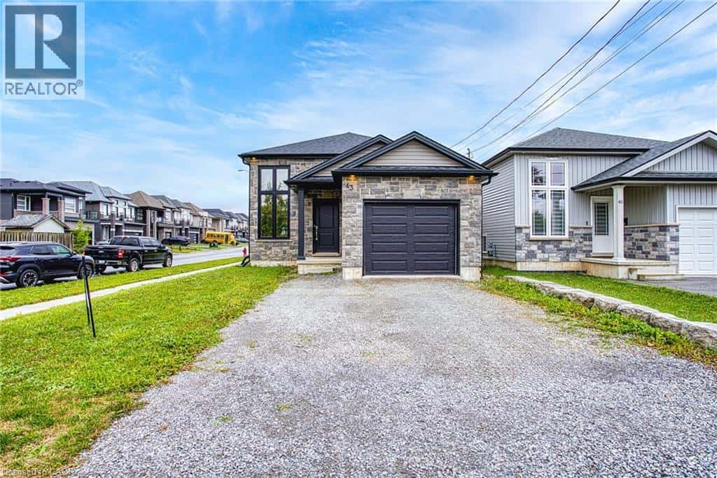 43 SAUER Avenue — Welland, Ontario - Photo 2 of 39