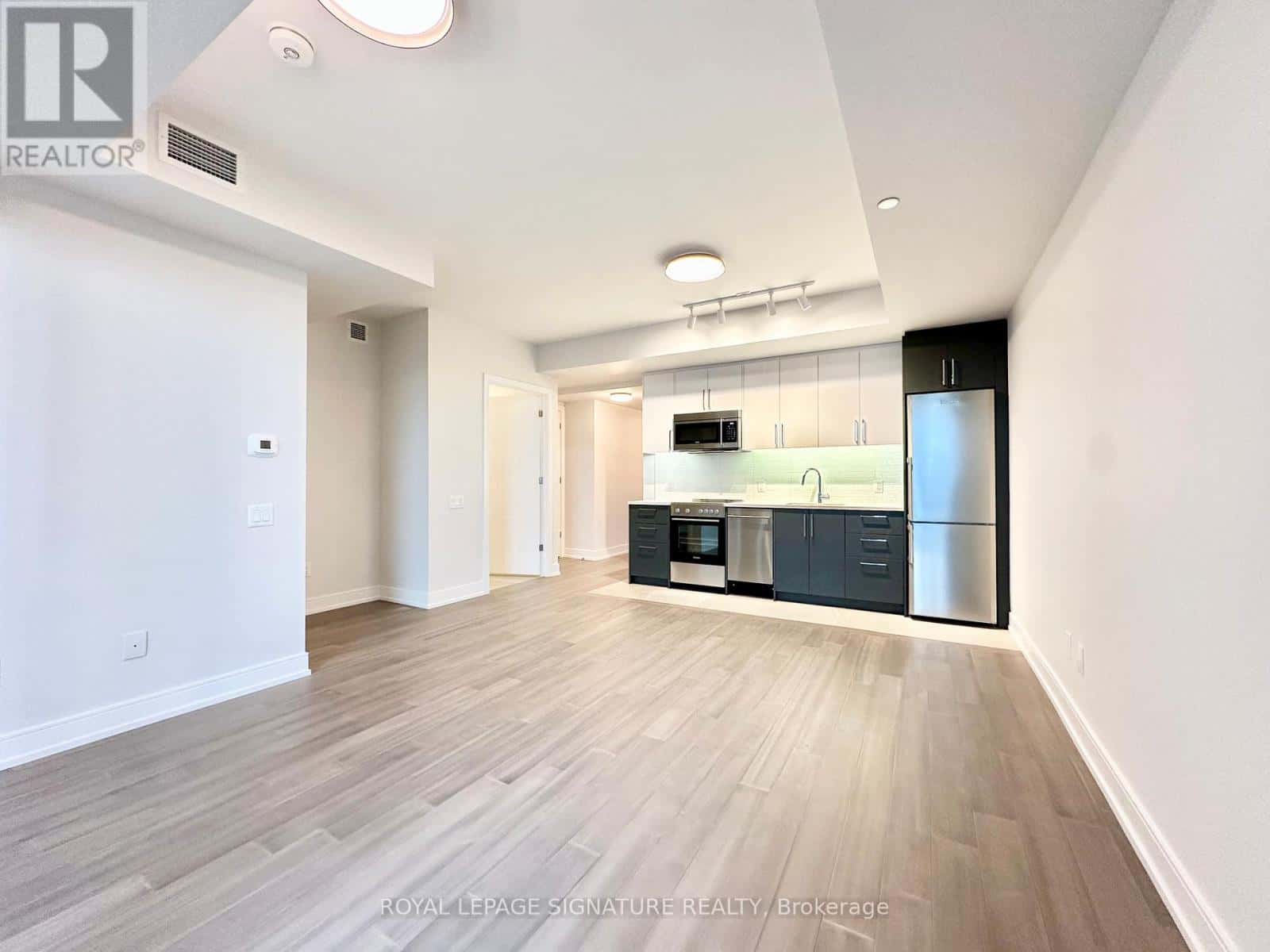 810 - 664 SPADINA AVENUE