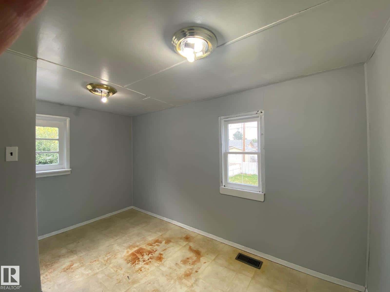 5411 48 ST — Wetaskiwin, Alberta - Photo 4 of 29