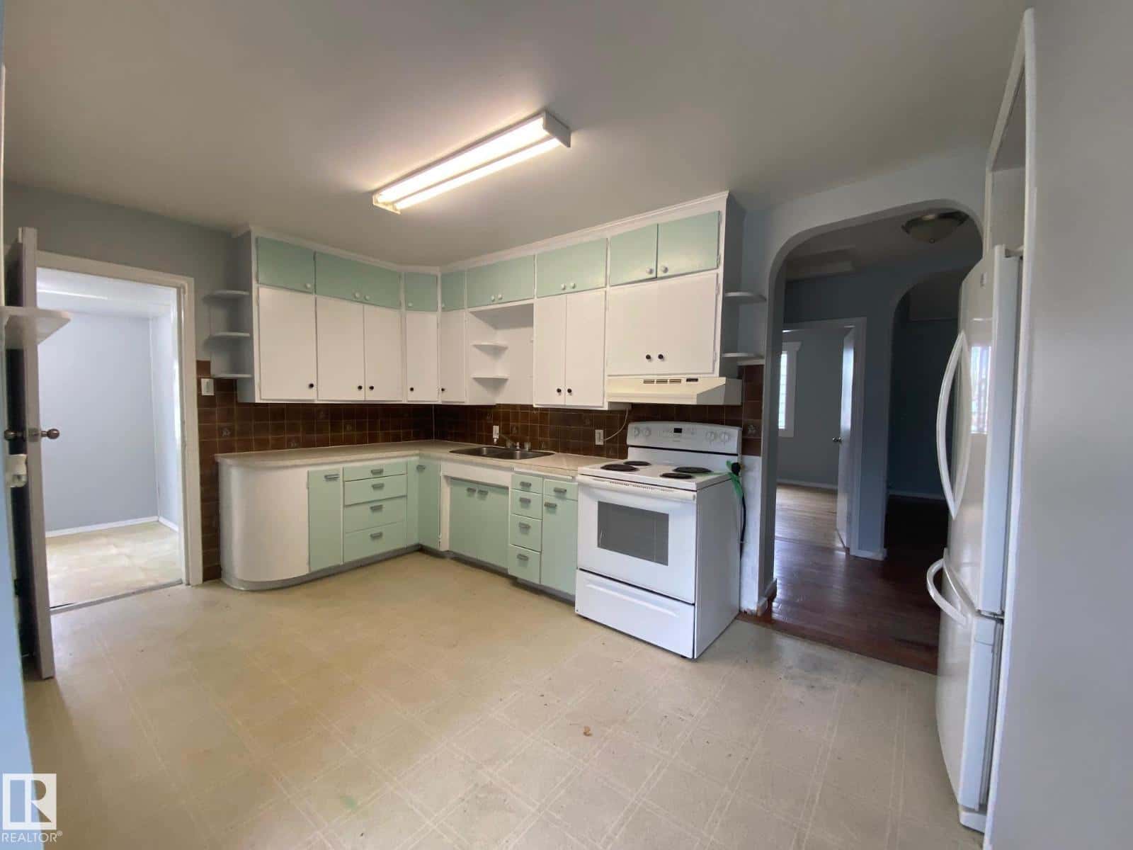 5411 48 ST — Wetaskiwin, Alberta - Photo 5 of 29