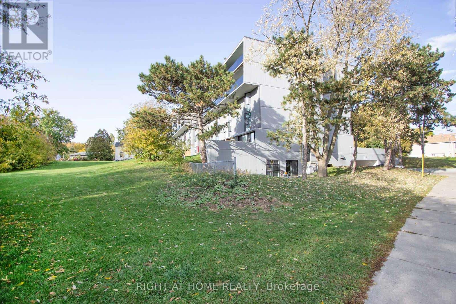 110 - 454 CENTRE STREET S — Oshawa (Central), Ontario - Photo 3 of 49