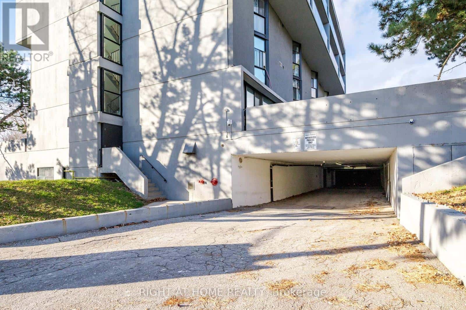 110 - 454 CENTRE STREET S — Oshawa (Central), Ontario - Photo 4 of 49