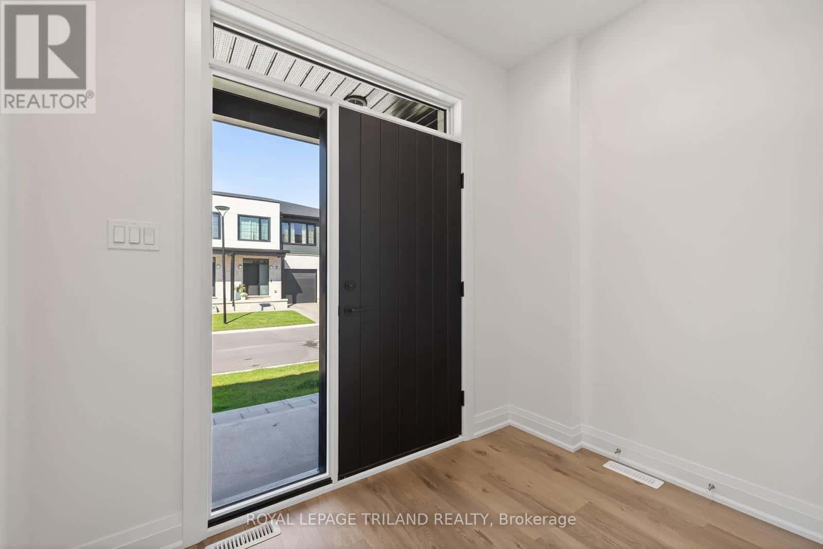 10 - 101 SWALES AVENUE — Strathroy-Caradoc (SW), Ontario - Photo 5 of 47