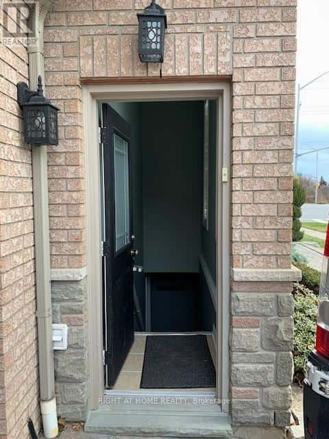 2031 OXFORD AVENUE W — Oakville (RO River Oaks), Ontario - Photo 2 of 6