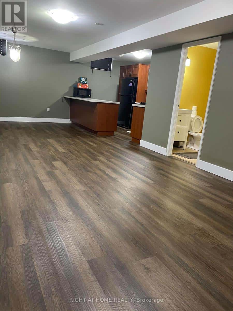 2031 OXFORD AVENUE W — Oakville (RO River Oaks), Ontario - Photo 3 of 6