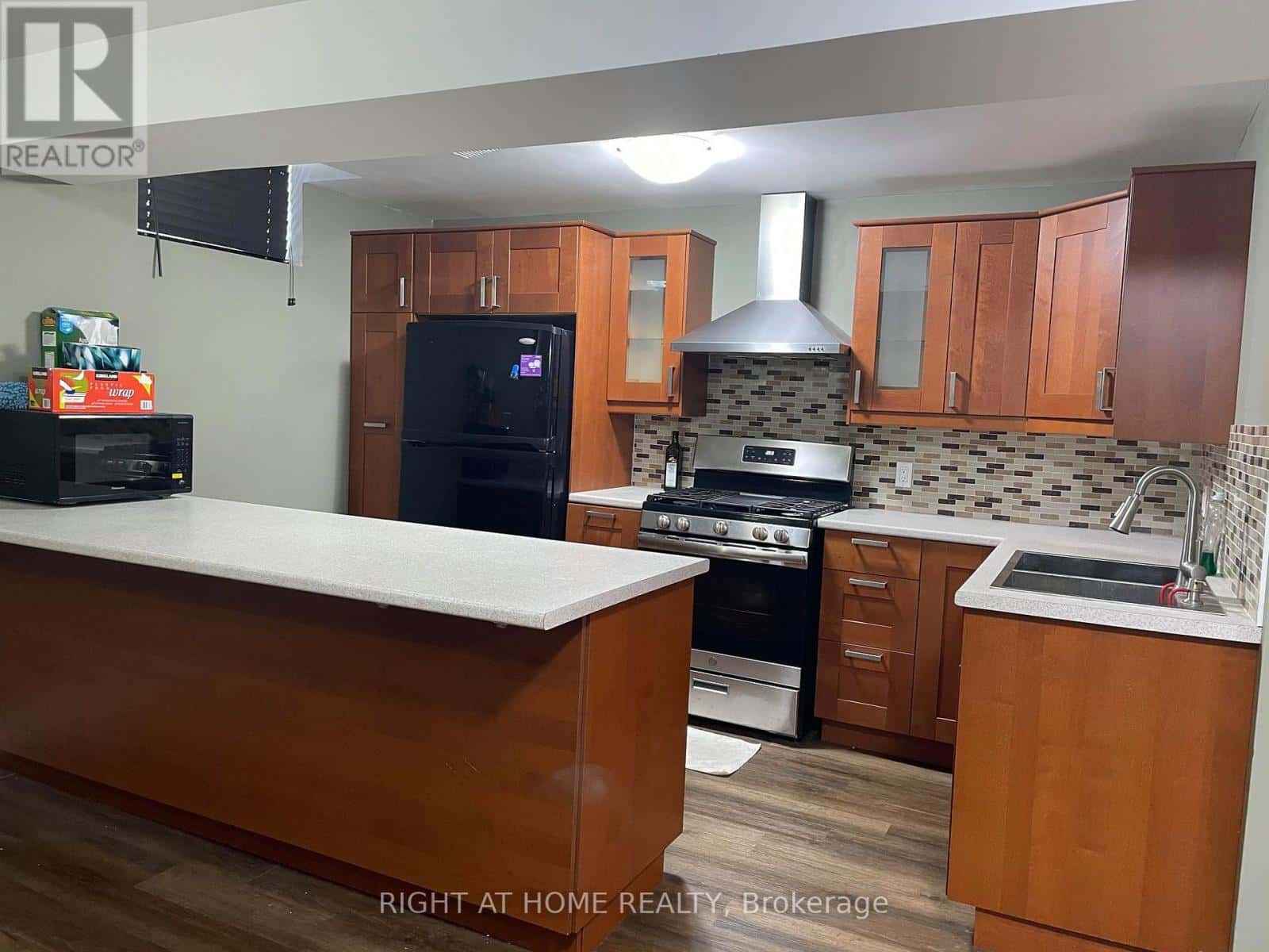 2031 OXFORD AVENUE W — Oakville (RO River Oaks), Ontario - Photo 4 of 6