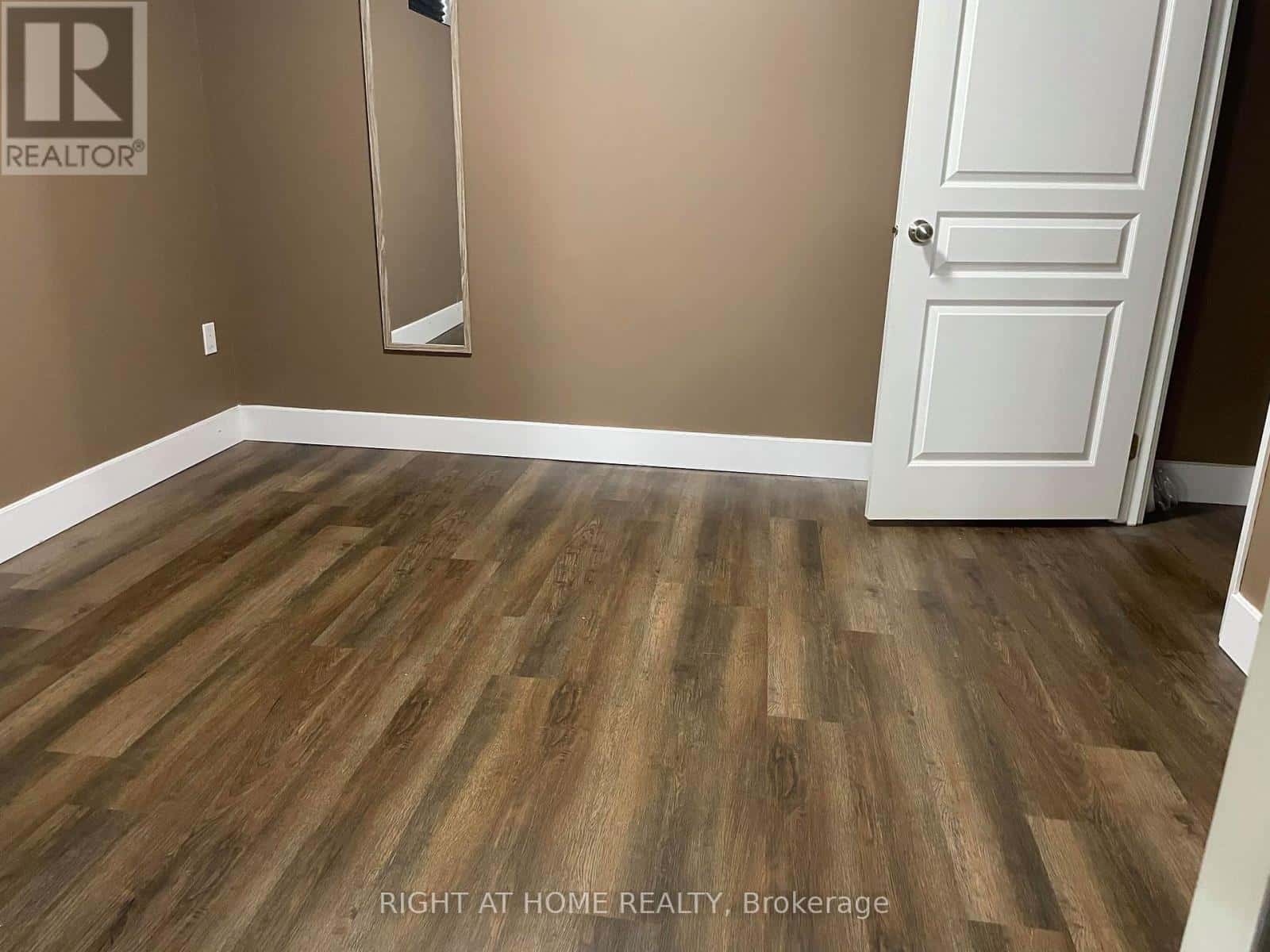 2031 OXFORD AVENUE W — Oakville (RO River Oaks), Ontario - Photo 5 of 6