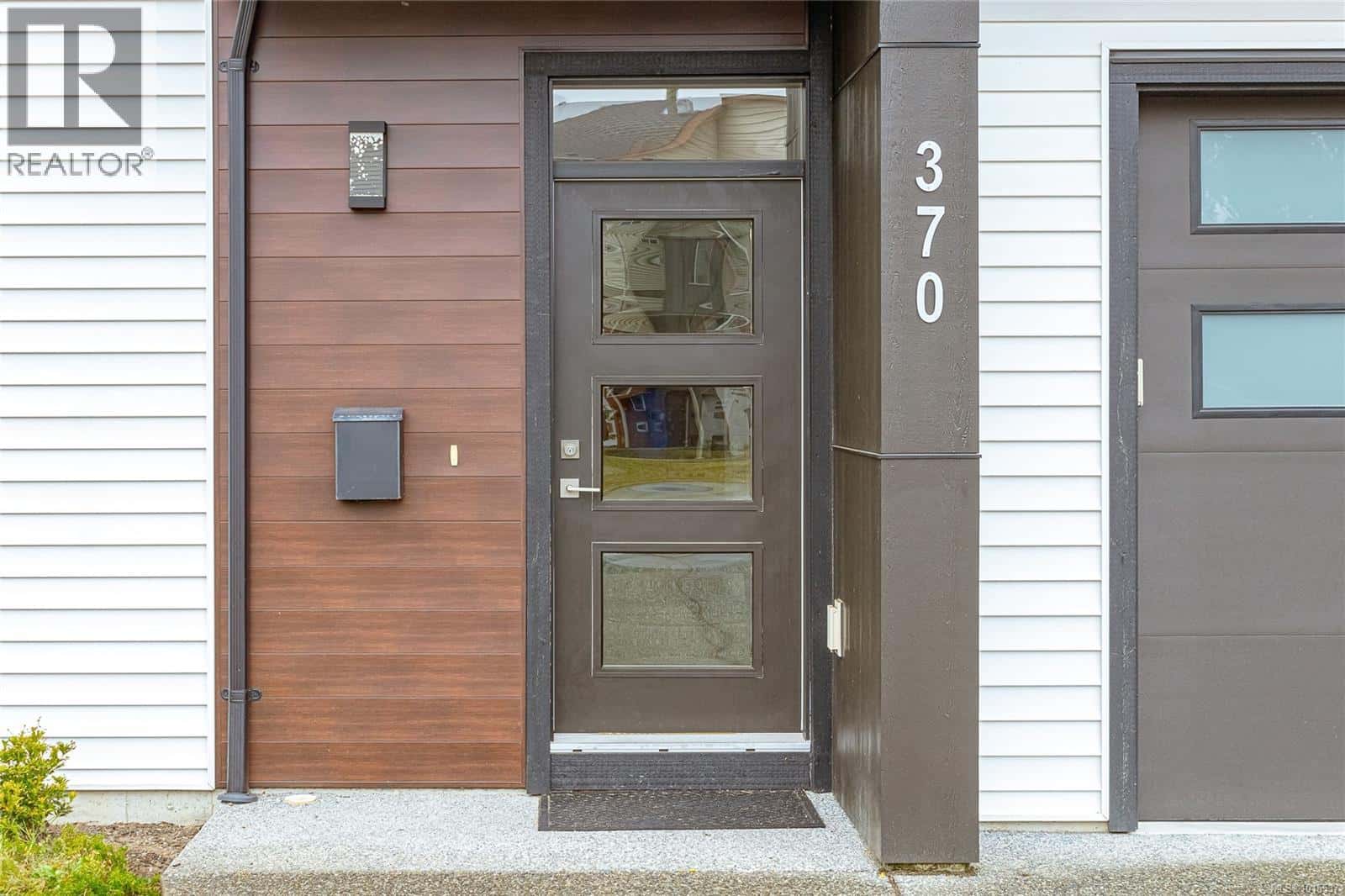 370 Vienna Pl — Nanaimo, British Columbia - Photo 2 of 36