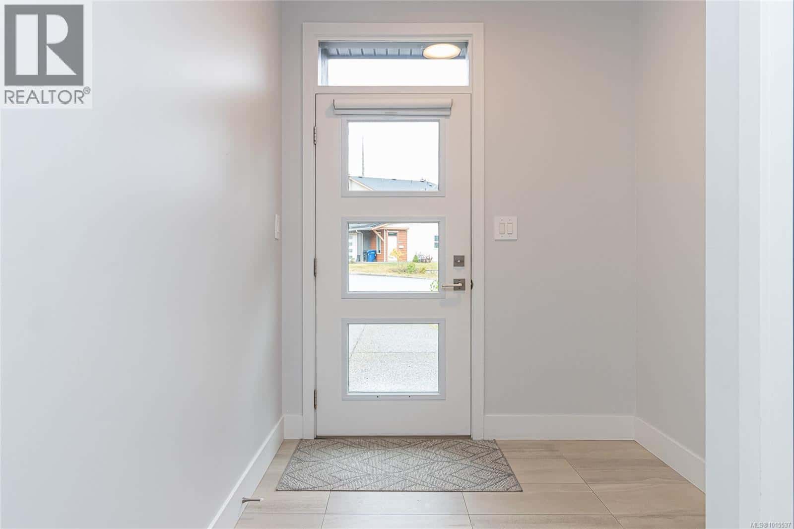 370 Vienna Pl — Nanaimo, British Columbia - Photo 3 of 36