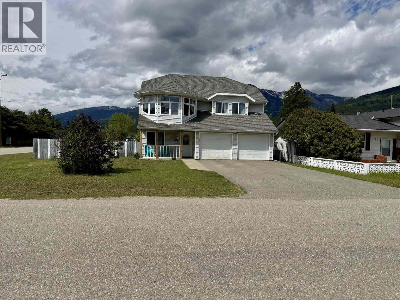 1290 8TH AVENUE — Valemount, British Columbia - Photo 3 of 35