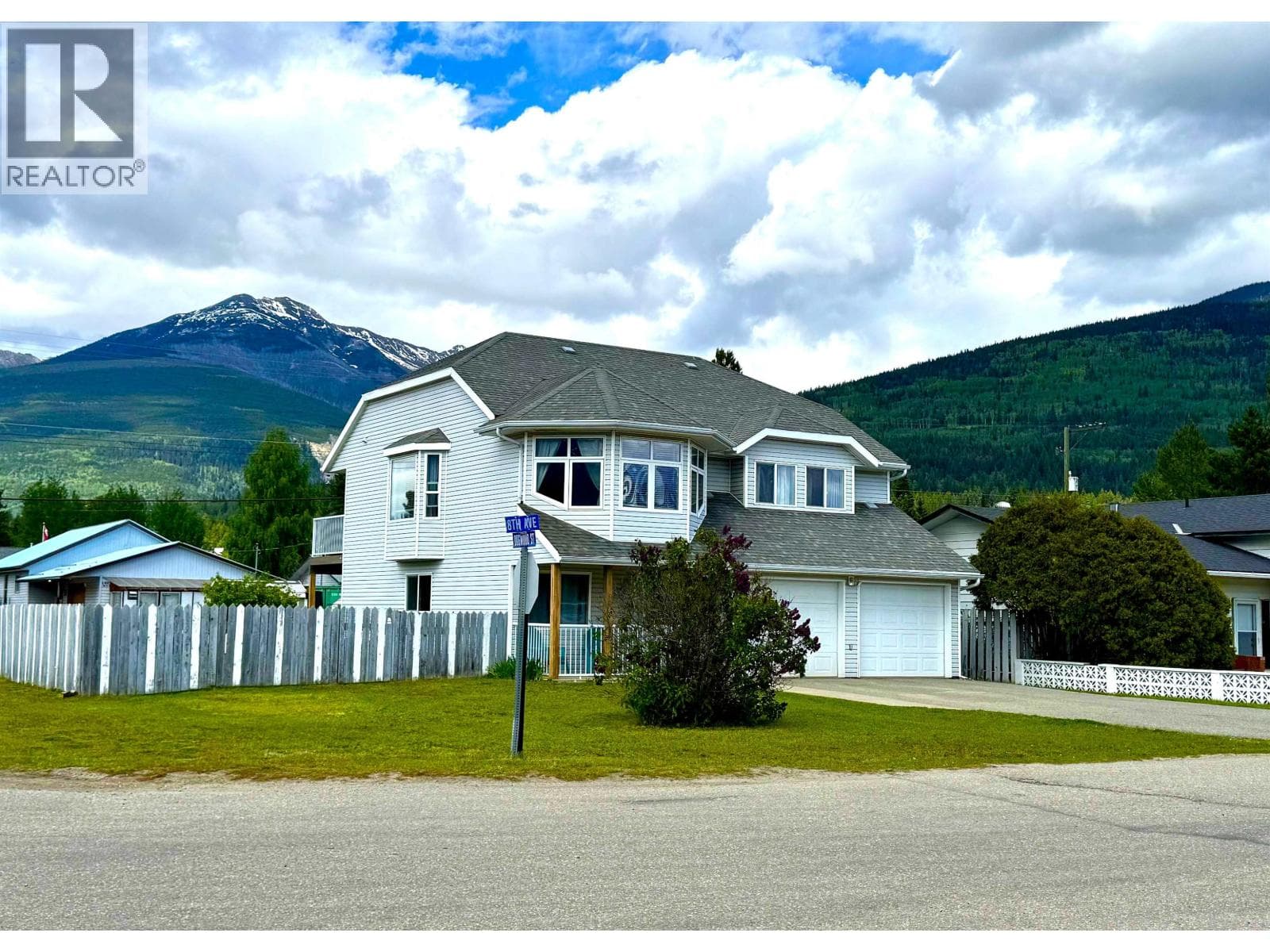 1290 8TH AVENUE — Valemount, British Columbia - Main photo