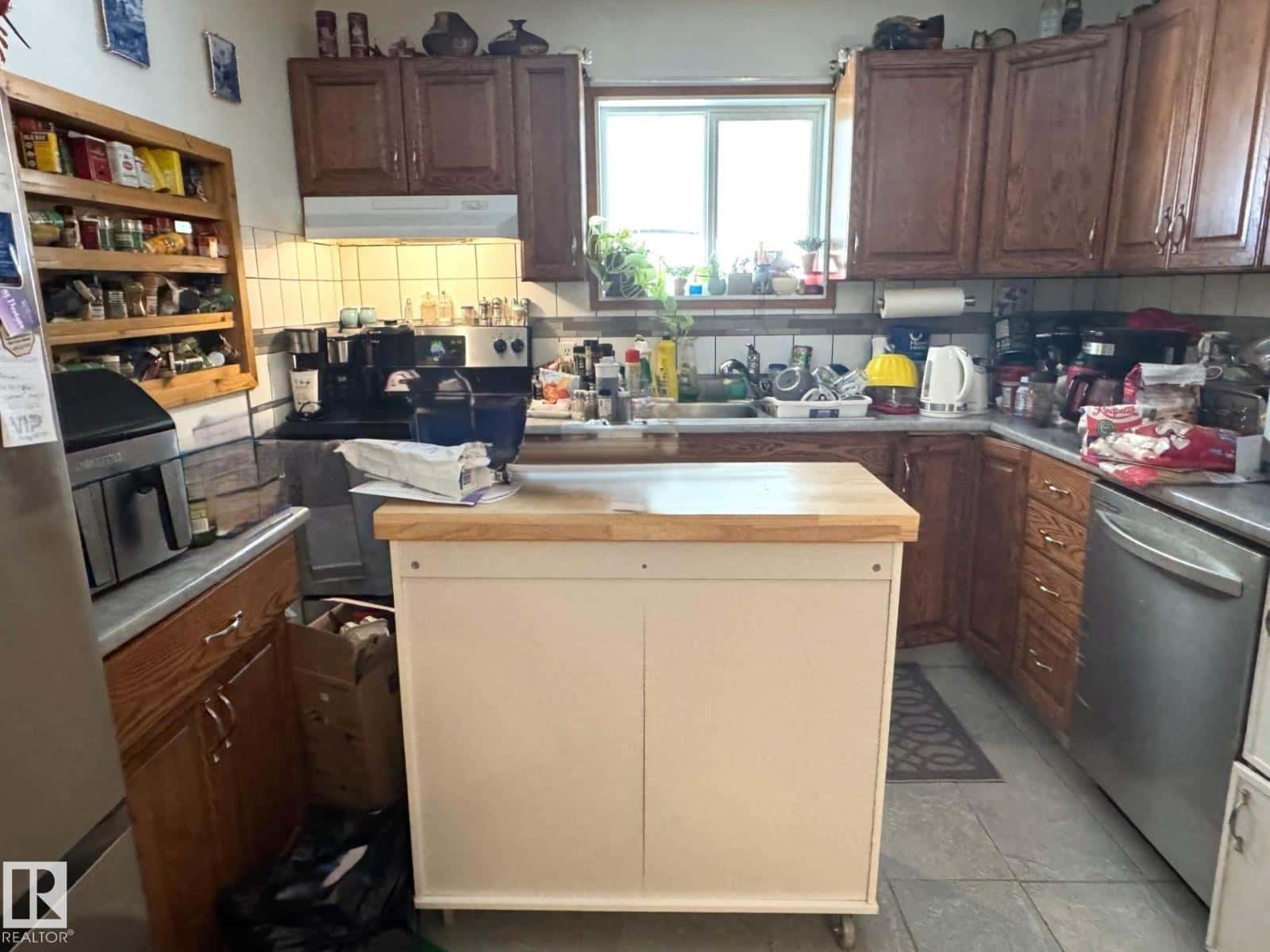 5012 48 AV — Evansburg, Alberta - Photo 2 of 6