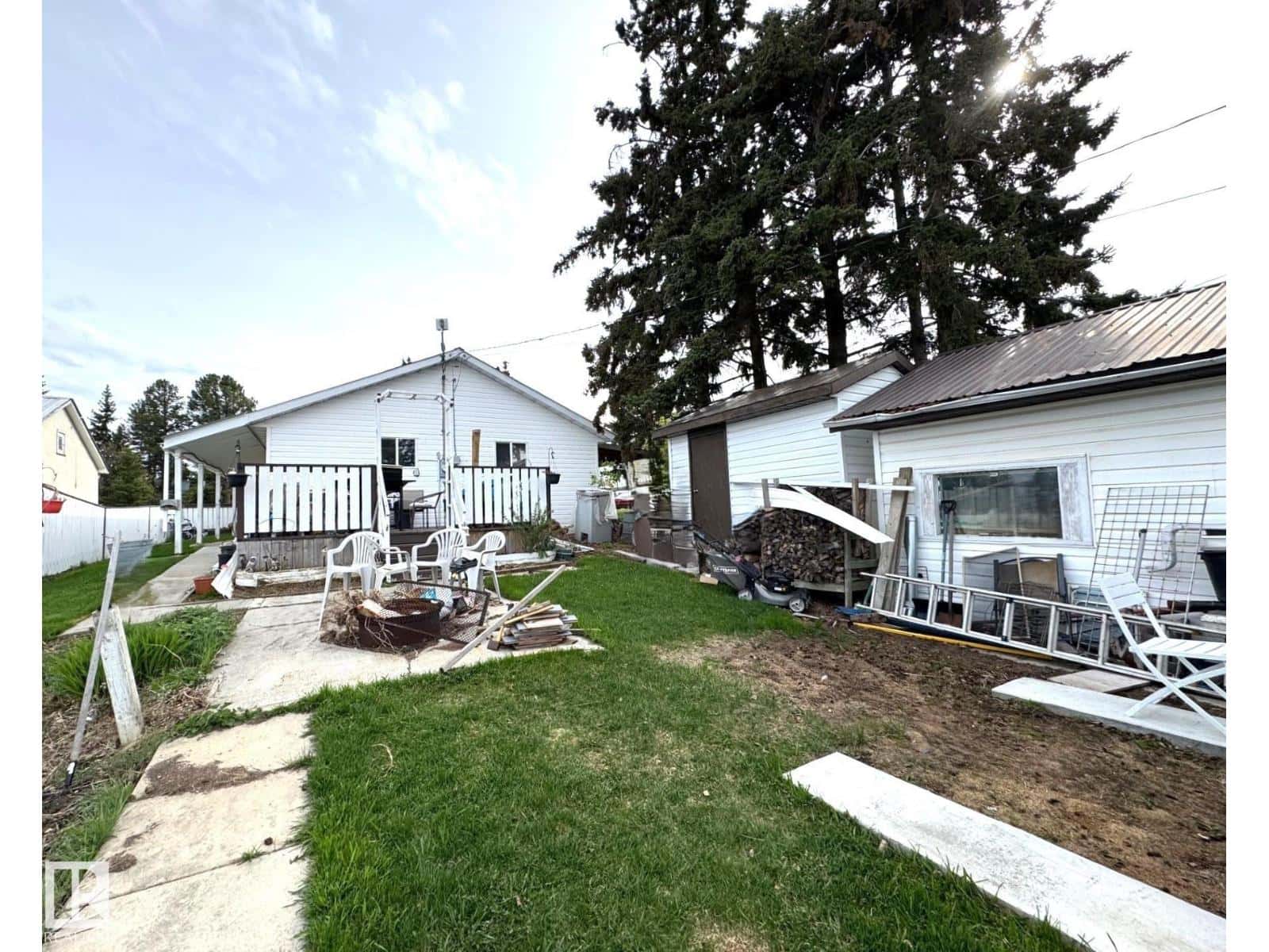 5012 48 AV — Evansburg, Alberta - Photo 5 of 6