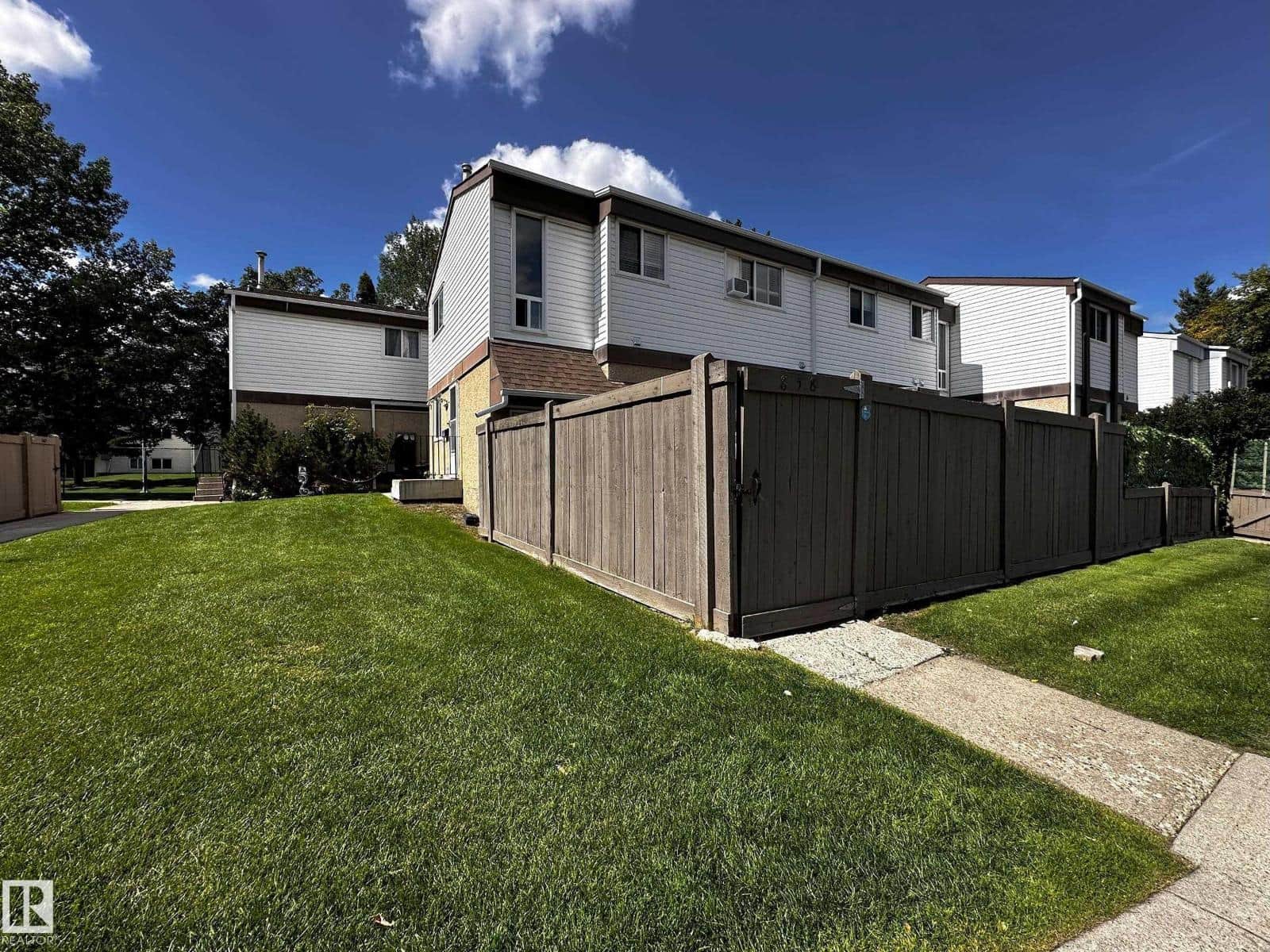 858 ERIN PL NW - Photo 3 of 39, Edmonton, Alberta