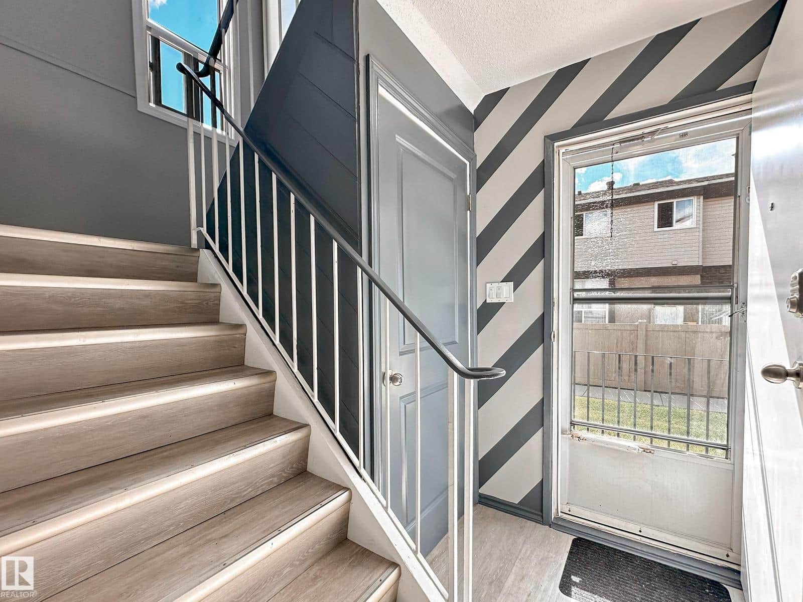 858 ERIN PL NW - Photo 4 of 39, Edmonton, Alberta