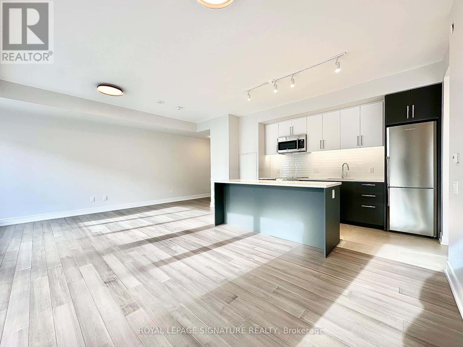 903 - 2525 BATHURST STREET — Toronto (Forest Hill North), Ontario - Photo 2 of 40