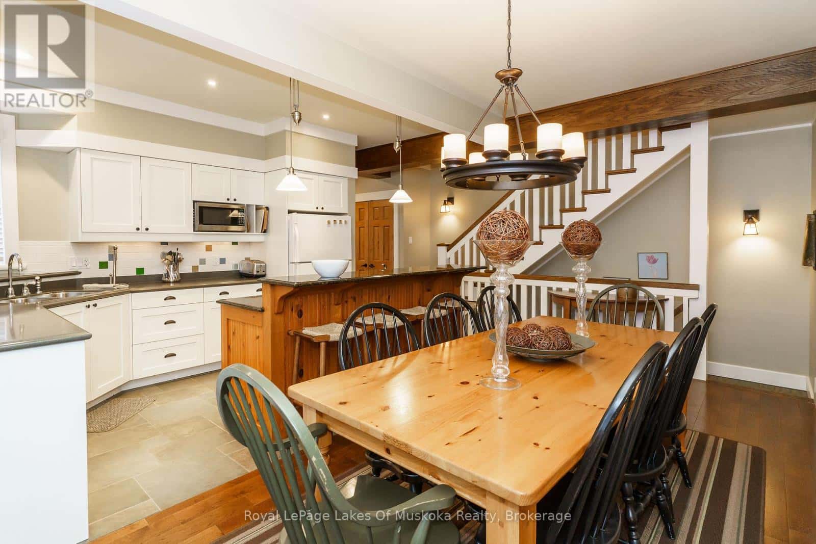 VILLA 1, WEEK 7 - 1020 BIRCH GLEN ROAD — Lake of Bays (Mclean), Ontario - Photo 3 of 35