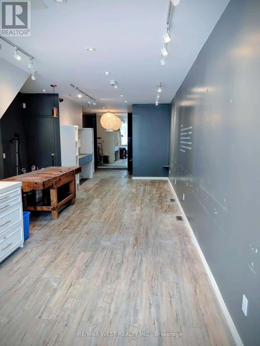 Toronto (Roncesvalles), Ontario — Toronto (Roncesvalles), Ontario - Photo 4 of 8