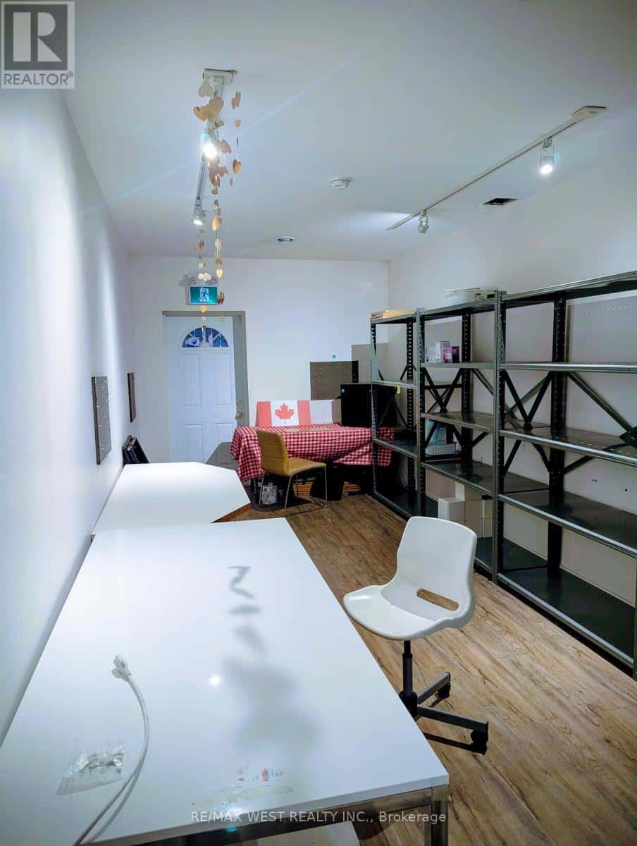 Toronto (Roncesvalles), Ontario — Toronto (Roncesvalles), Ontario - Photo 2 of 8