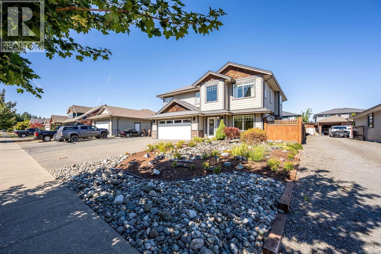 726 Cameleon Dr — Campbell River, British Columbia - Photo 2 of 52