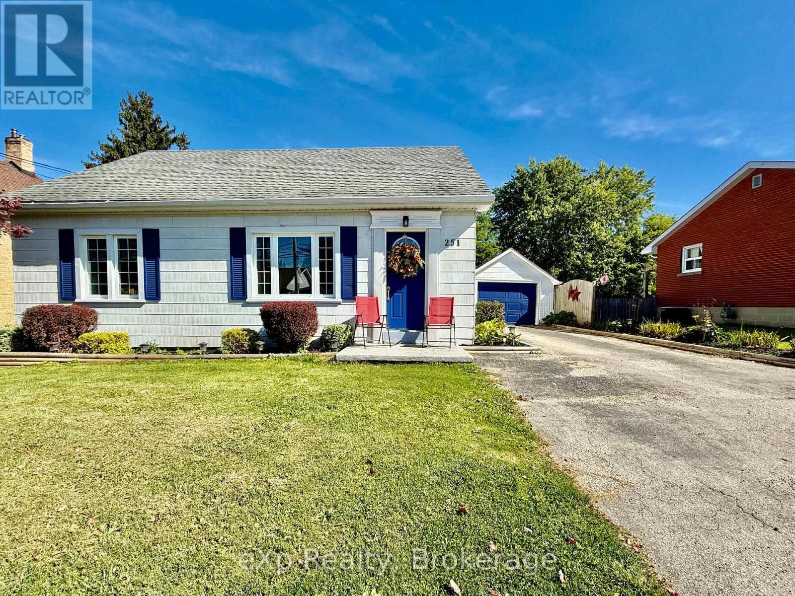 251 11TH AVENUE — Hanover, Ontario - Main photo