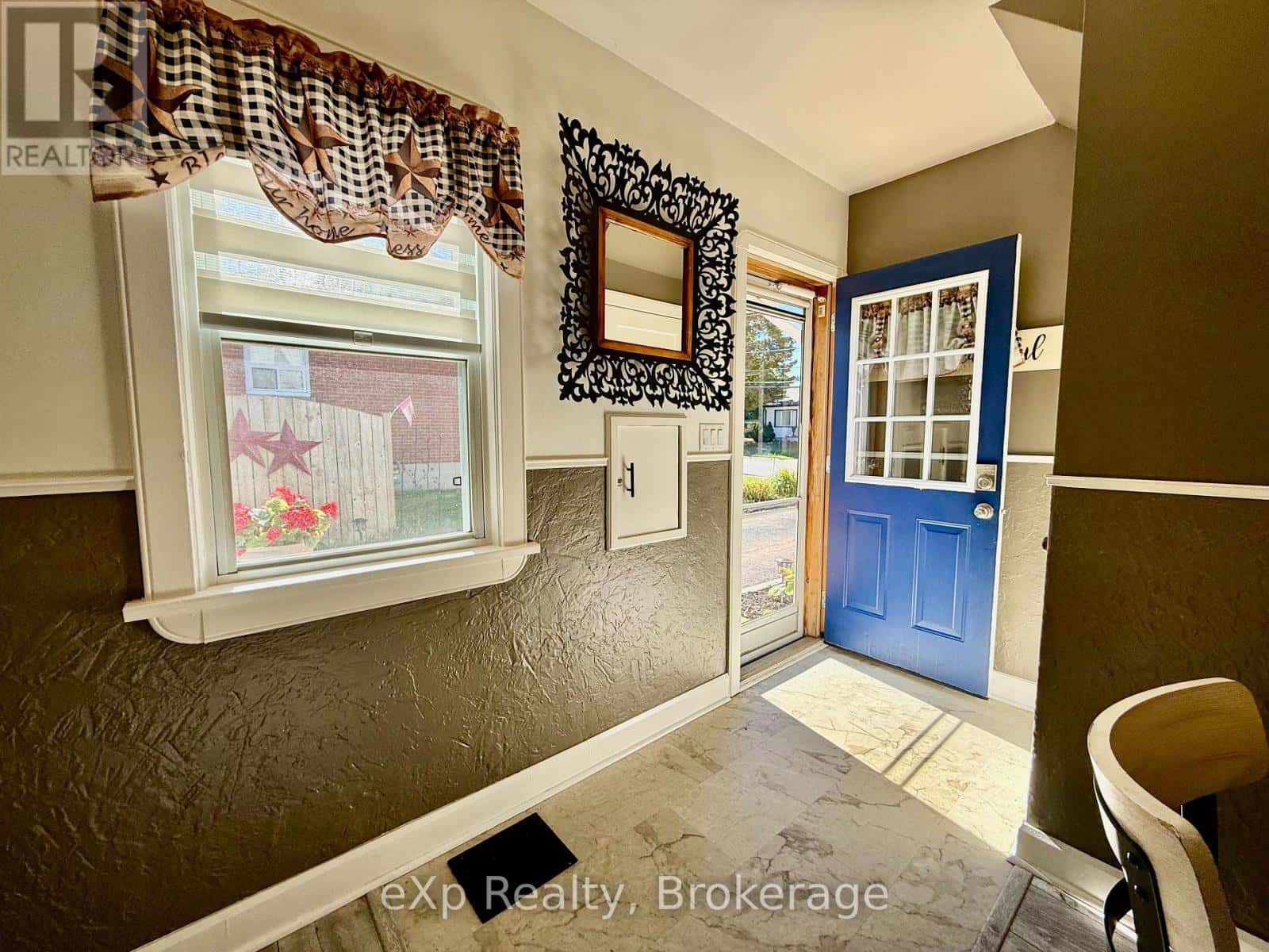 251 11TH AVENUE — Hanover, Ontario - Photo 3 of 21