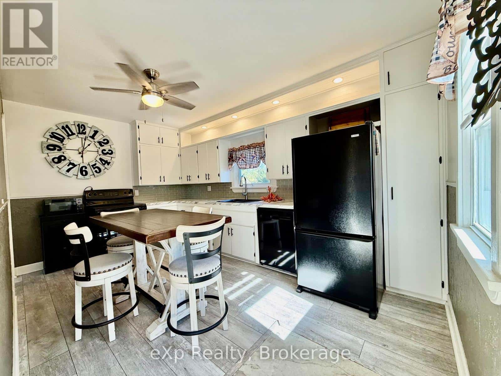 251 11TH AVENUE — Hanover, Ontario - Photo 4 of 21