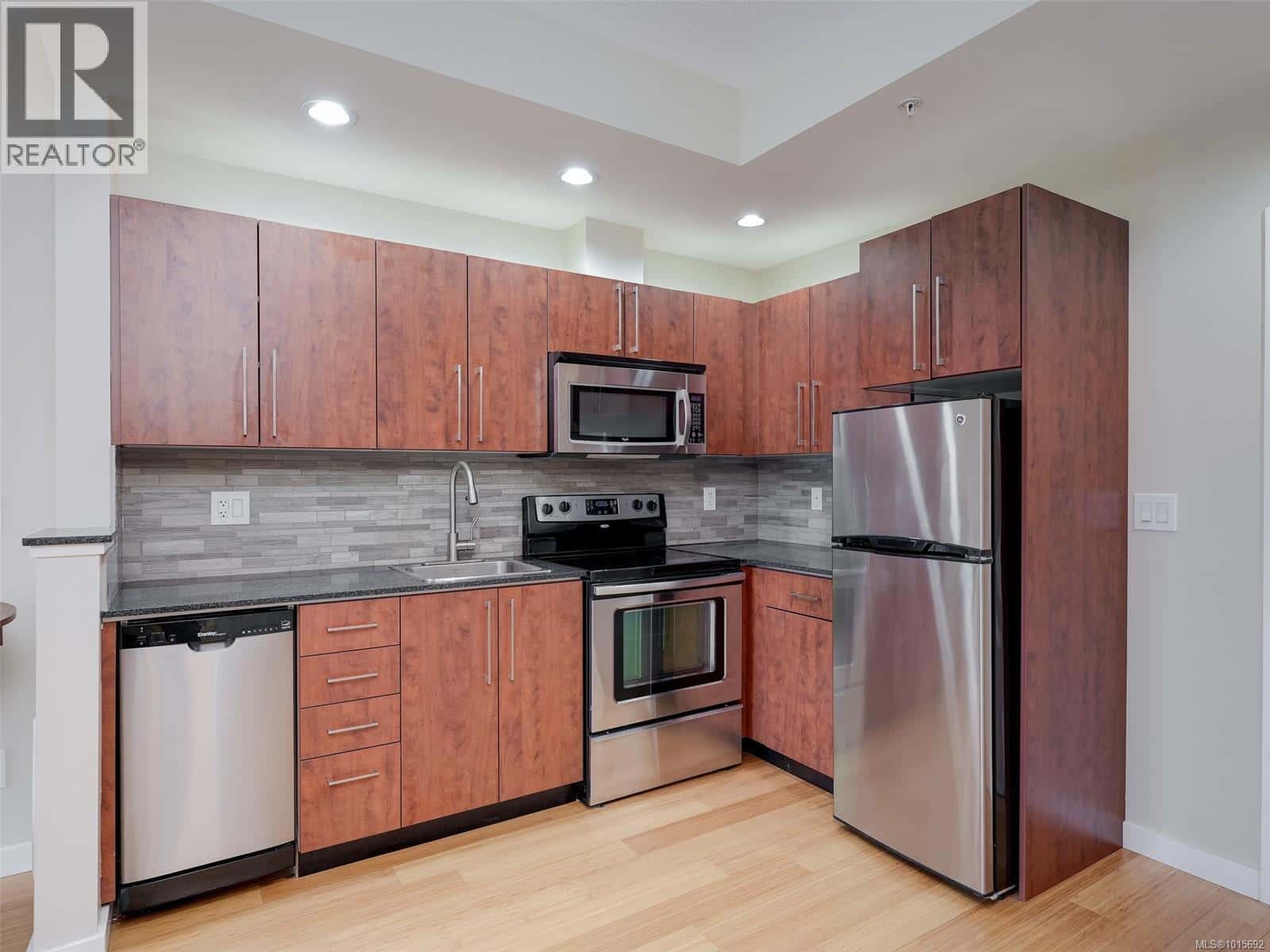 307 611 Brookside Rd — Colwood, British Columbia - Photo 5 of 36