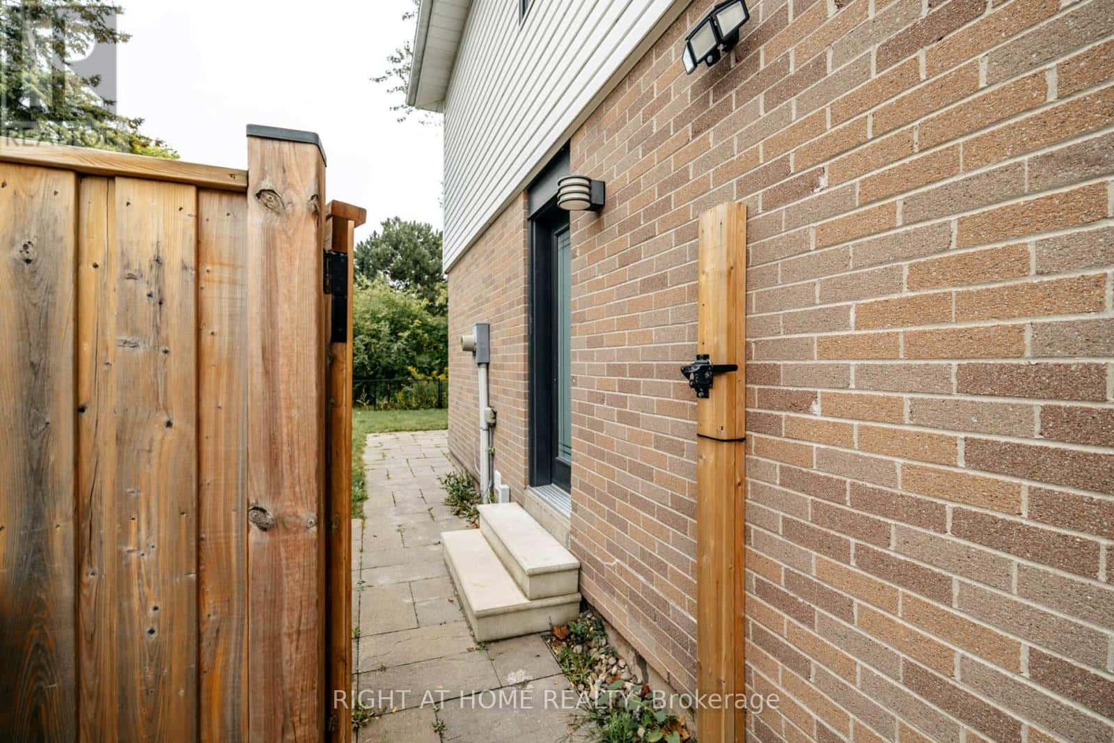 Mississauga (Sheridan), Ontario — Mississauga (Sheridan), Ontario - Photo 2 of 25