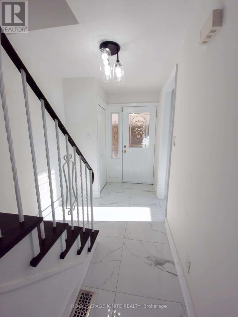 32 - 23 TEALHAM DRIVE — Toronto (West Humber-Clairville), Ontario - Photo 3 of 24